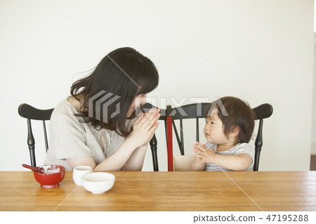 Child eating baby food 47195288