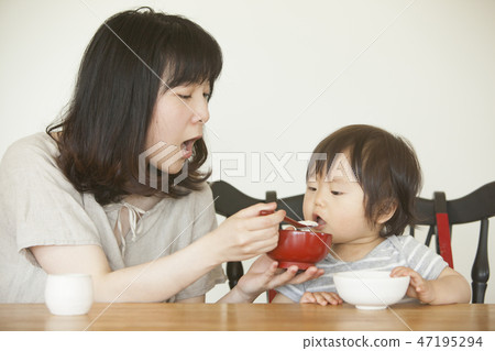 Child eating baby food 47195294