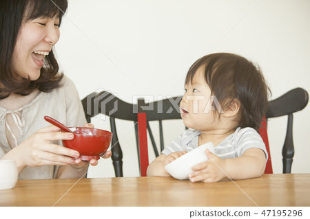 孩子吃嬰兒食品 47195296