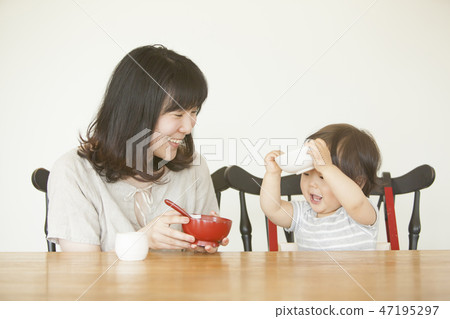 孩子吃嬰兒食品 47195297