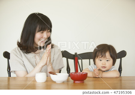 孩子吃嬰兒食品 孩子吃嬰兒食品 47195306