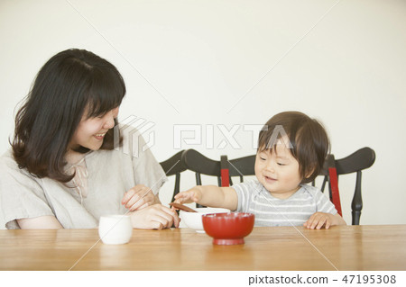 Child eating baby food 47195308
