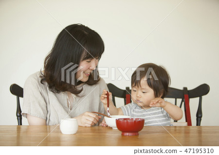 Child eating baby food 47195310