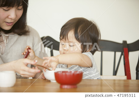 Child eating baby food 47195311