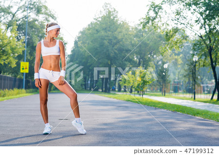 Woman runner Woman runner 47199312