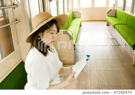 讀書的婦女在火車 讀書的婦女在火車 47200474