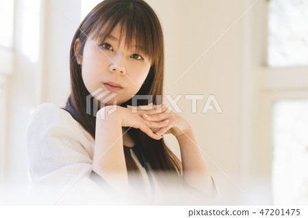 Looking at women Looking at women 47201475