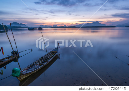 Beautiful sunrise view over the sea 47206445