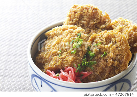 Sauce and salmon 11 47207614