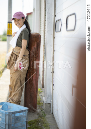 Female farming 47212643