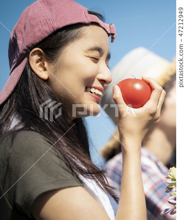 Female farming 47212949