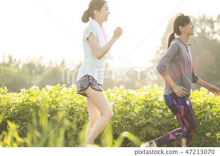 女子運動裝跑步 47213070