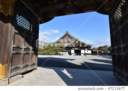 從Nijo Castle Karamon觀看Ninomaru宮殿 從Nijo Castle Karamon觀看Ninomaru宮殿 47213677