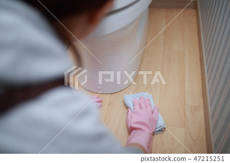 清潔廁所（清潔女性臉部無身體部位廁所媽媽家庭主婦家務布邊緣手套馬桶座房） 47215251