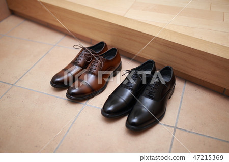 Business shoes (men's shoes, leather shoes, entrance hall, work return, footwear, copy space, house, apartment) 47215369