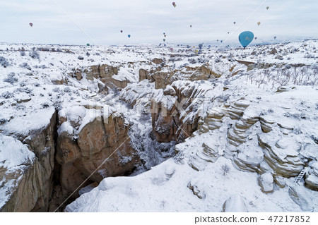 卡帕多西亞在雪的氣球飛行 卡帕多西亞在雪的氣球飛行 47217852