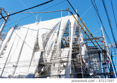 Home renovation construction Complexly structured scaffolding Home renovation construction Complexly structured scaffolding 47217897