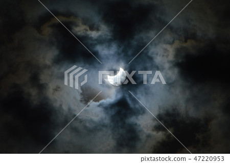 部分日食（日食中最大的日食）（東京國立城市/ 2019年1月6日拍攝，10：07） 47220953