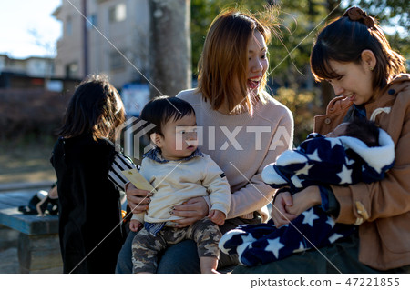父母和母親在公園裡玩 47221855