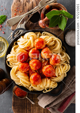 Spaghetti with tomato sauce and meatballs 47223001