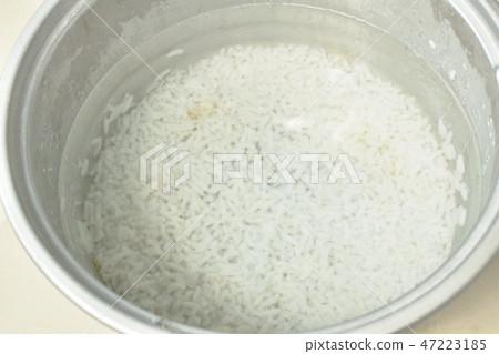 rice sticked in cooking pot soak water  47223185