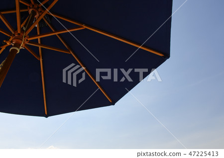 Looking up towards a blue sky under a blue sun umb Looking up towards a blue sky under a blue sun umb 47225413