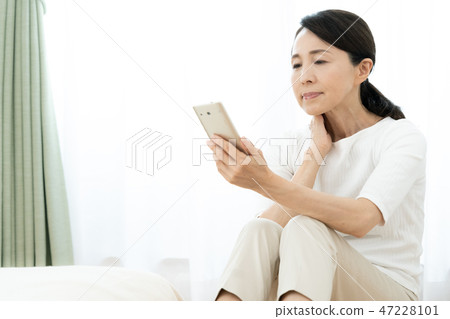 有智能手機的中間婦女 有智能手機的中間婦女 47228101