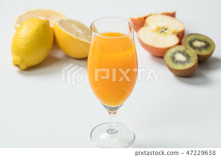 果汁和果子圖像在白色牆壁上 47229638