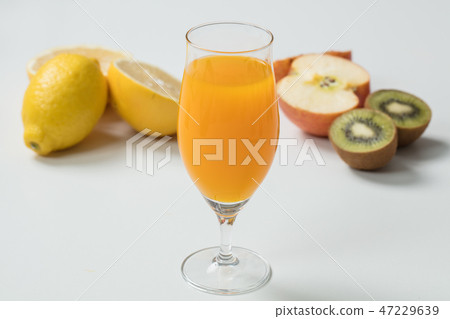 果汁和果子圖像在白色牆壁上 果汁和果子圖像在白色牆壁上 47229639