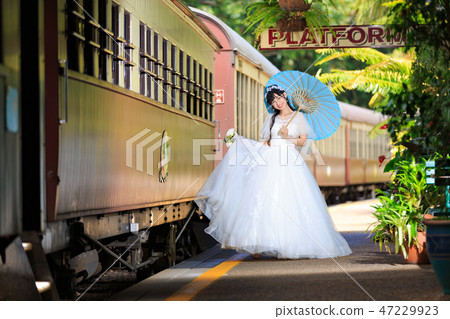 新娘先生在庫蘭達站院子裡享受位置攝影 47229923