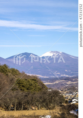 Shinshu Nagano Prefecture Kitasaku-gun, Tateshina-cho Old Nakayama-dori Asukayama with pine trees and crowned snow in the early winter of Tottori Pass 47231552