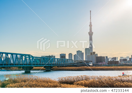 從Katsushika Yotsugi的Arakawa Riverbed都市風景 從Katsushika Yotsugi的Arakawa Riverbed都市風景 47233144
