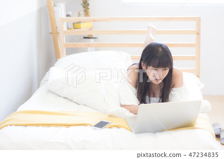 Beauty using a laptop Beauty using a laptop 47234835
