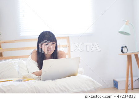 Beauty using a laptop Beauty using a laptop 47234838