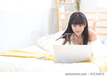 Beauty using a laptop Beauty using a laptop 47234872