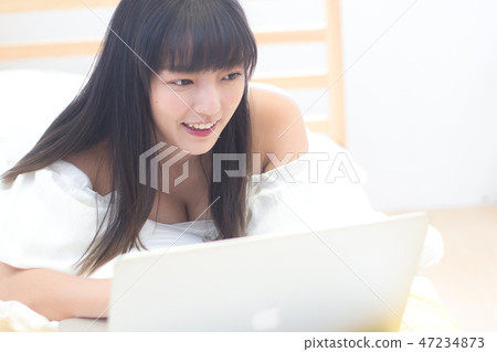 Beauty using a laptop Beauty using a laptop 47234873