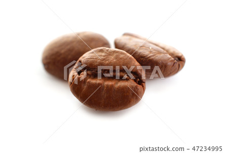 Roasted coffee beans isolated in white background 47234995