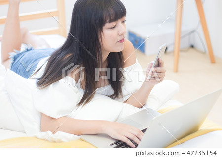 Beautiful woman talking on the phone 47235154