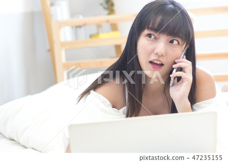 Beautiful woman talking on the phone Beautiful woman talking on the phone 47235155