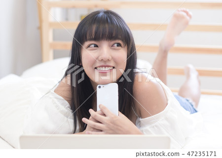 Beautiful woman talking on the phone 47235171