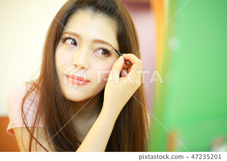 A woman to make up 47235201