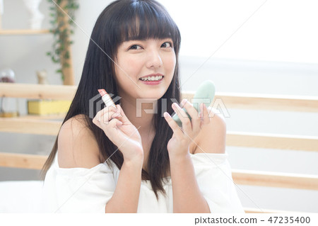 Beauty applying lipstick Beauty applying lipstick 47235400