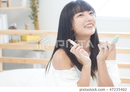 Beauty applying lipstick Beauty applying lipstick 47235402