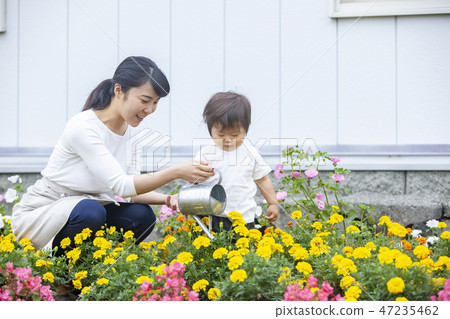 在父母和孩子的園藝 在父母和孩子的園藝 47235462