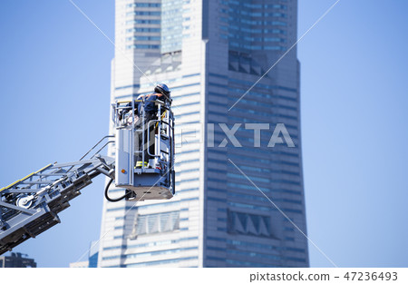 梯子車和高層建築 47236493