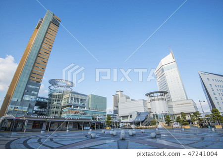 香川縣高松市，天氣晴朗的高松符號塔及周邊建築 47241004