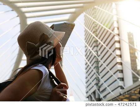 Beautiful women travel in Summer heat. Beautiful women travel in Summer heat. 47242571