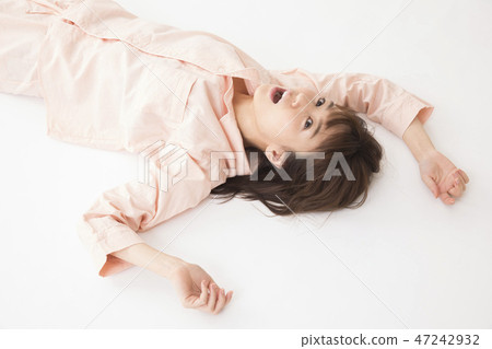 一個年輕的女人睡覺 一個年輕的女人睡覺 47242932