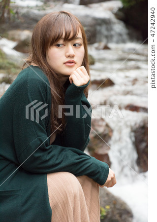 一個女人在河邊 一個女人在河邊 47242940