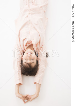 A young woman sleeping 47242962